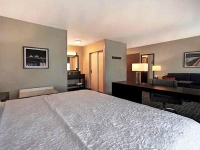 Hotel Hampton & South Meade Area