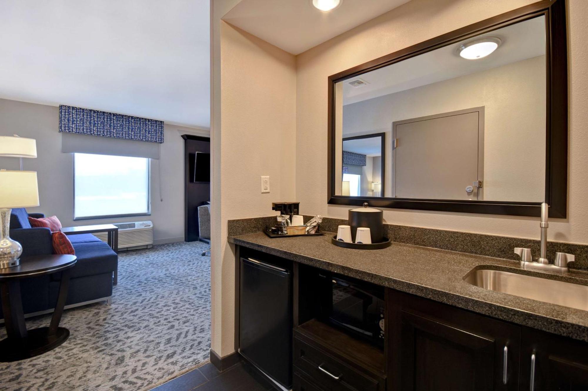 Hotel Hampton & South Meade Area