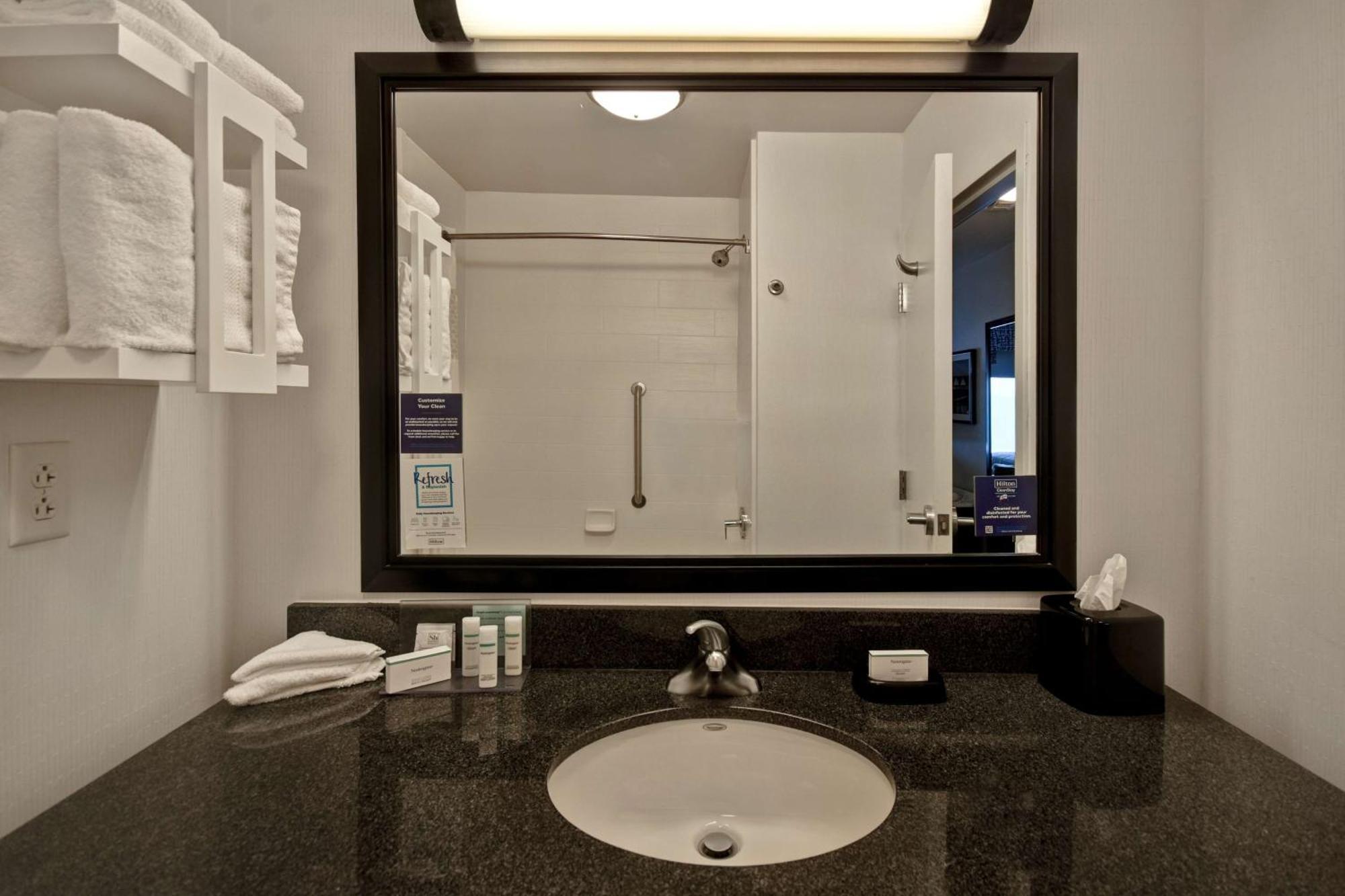 Hotel Hampton & South Meade Area