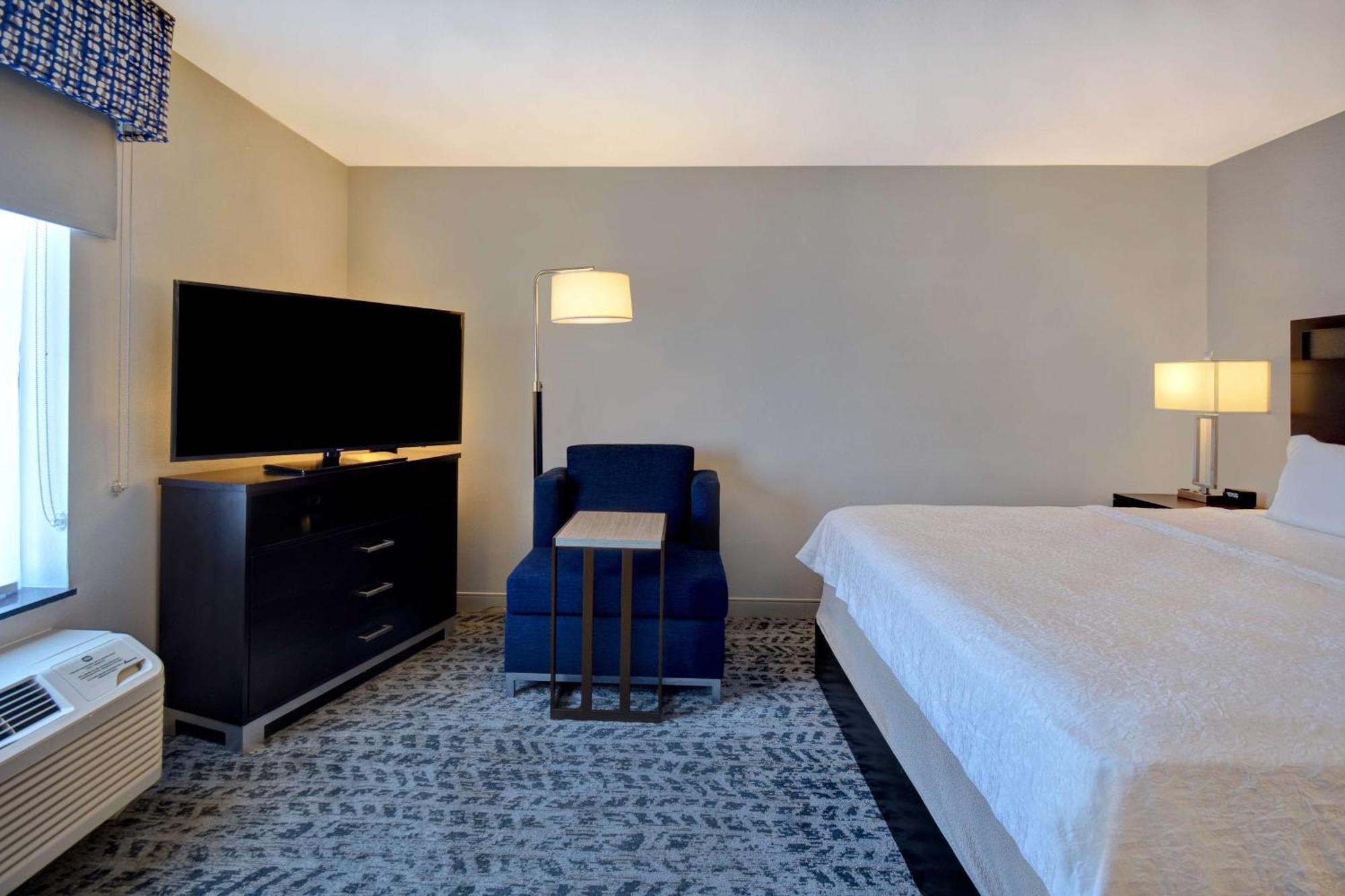 Hotel Hampton & South Meade Area