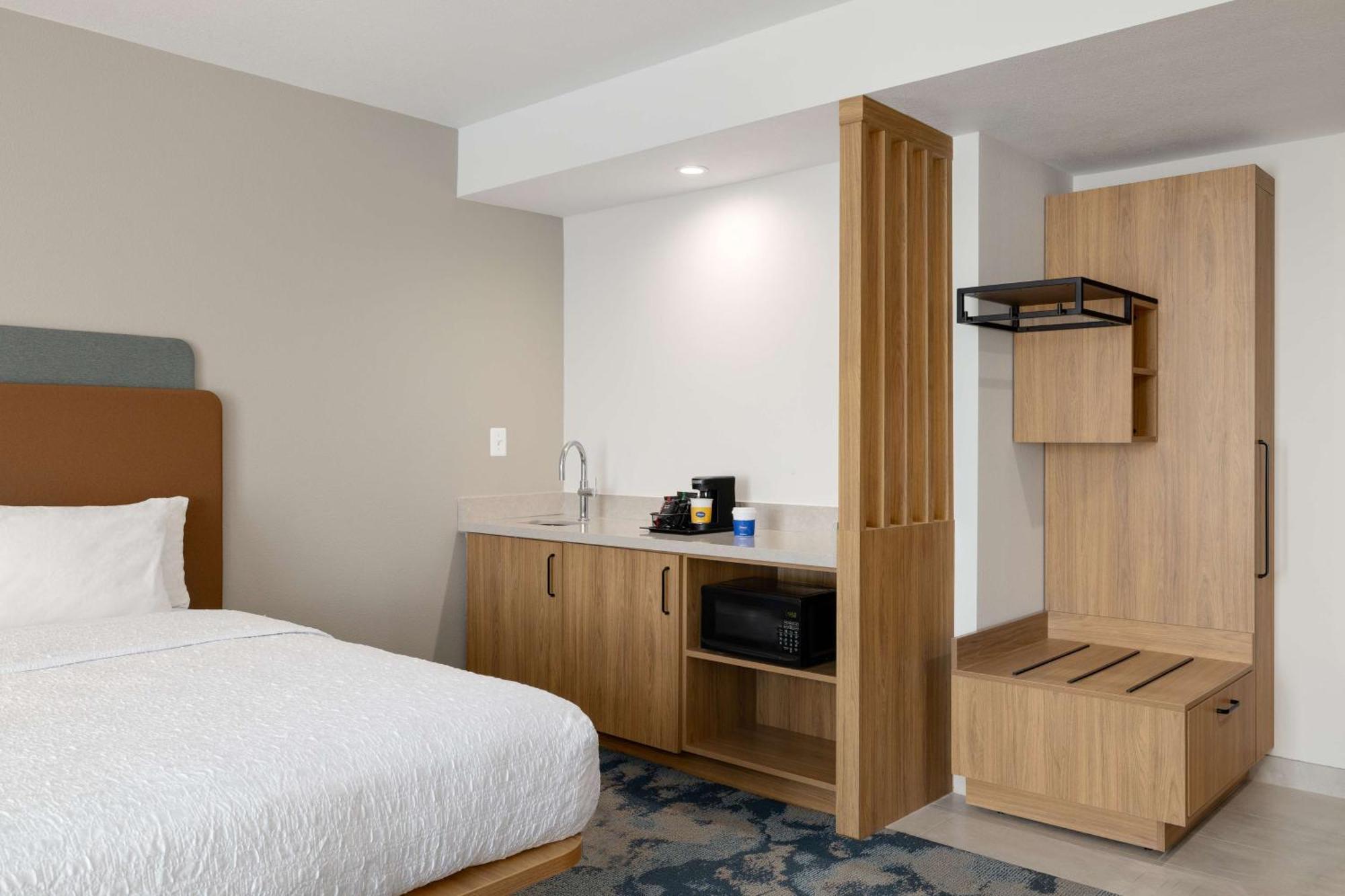 Hotel Hampton & South Meade Area Columbia