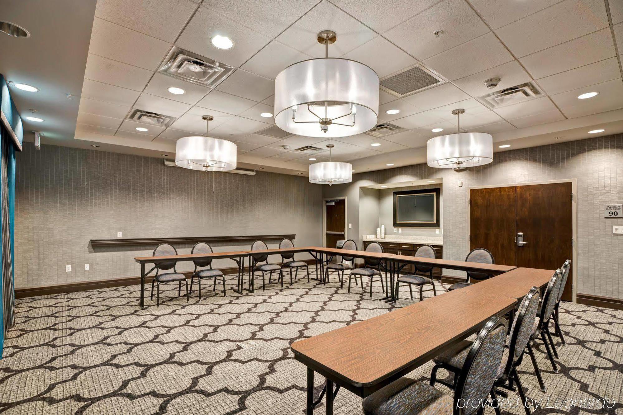 Hotel Hampton & South Meade Area