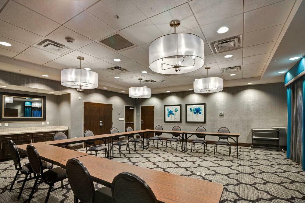 Hotel Hampton & South Meade Area